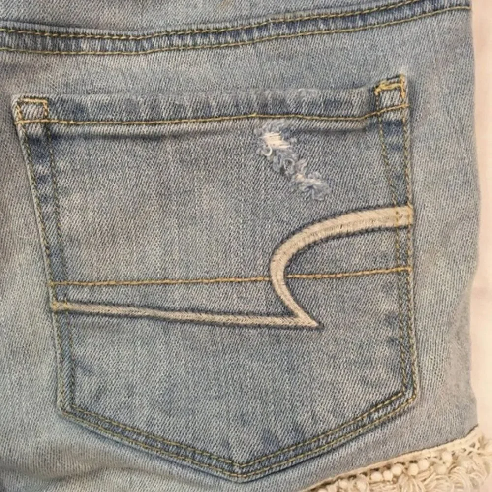 American Eagle Womens Size 2 Medium Wash Blue Distressed Crochet Shortie Shorts